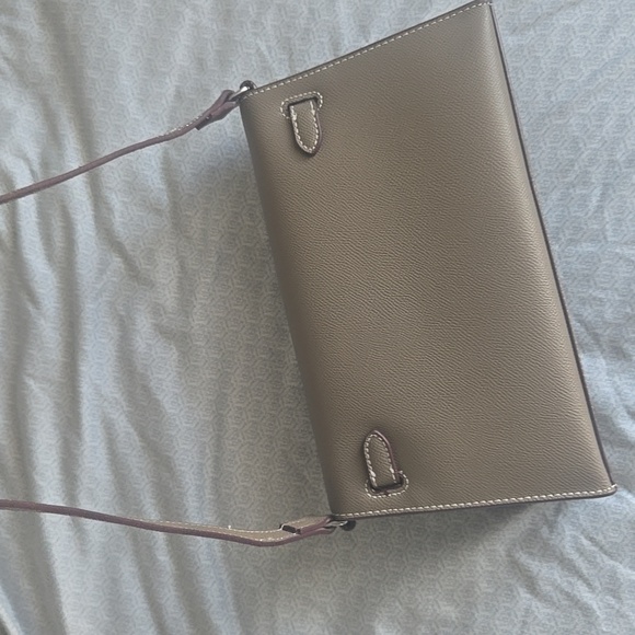 Tan Structured Leather Shoulder Bag with Metal Clasp - Picture 5 of 6